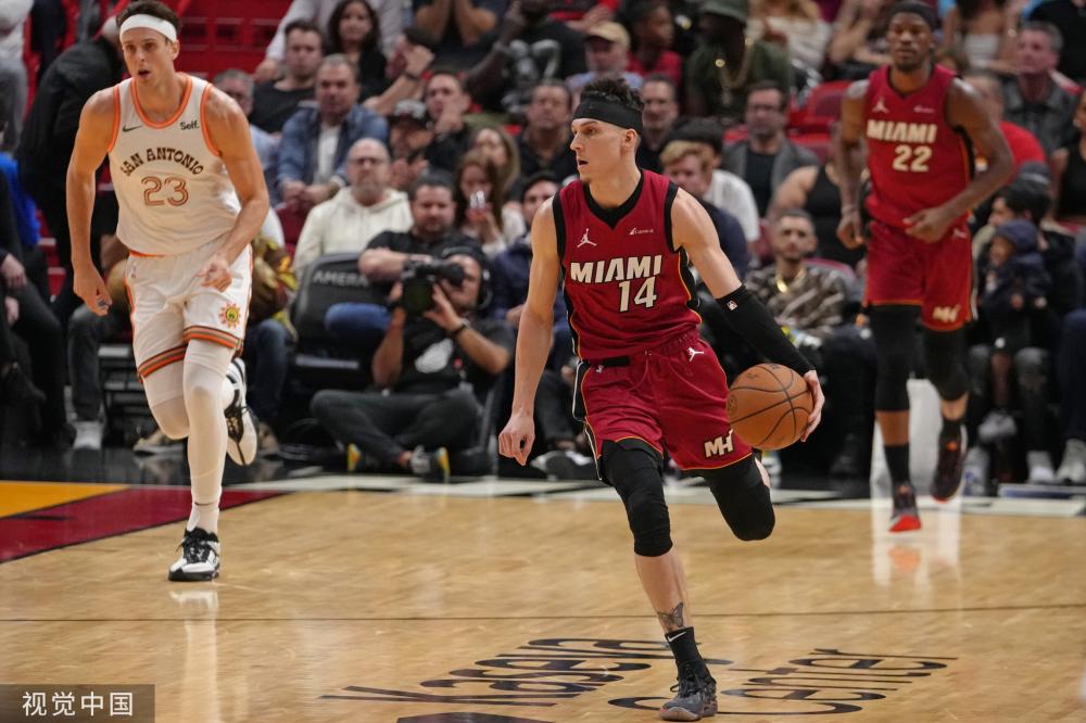 与曼联完成 与曼联完成